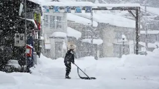 Смъртоносни снеговалежи в Япония взеха 16 жертви