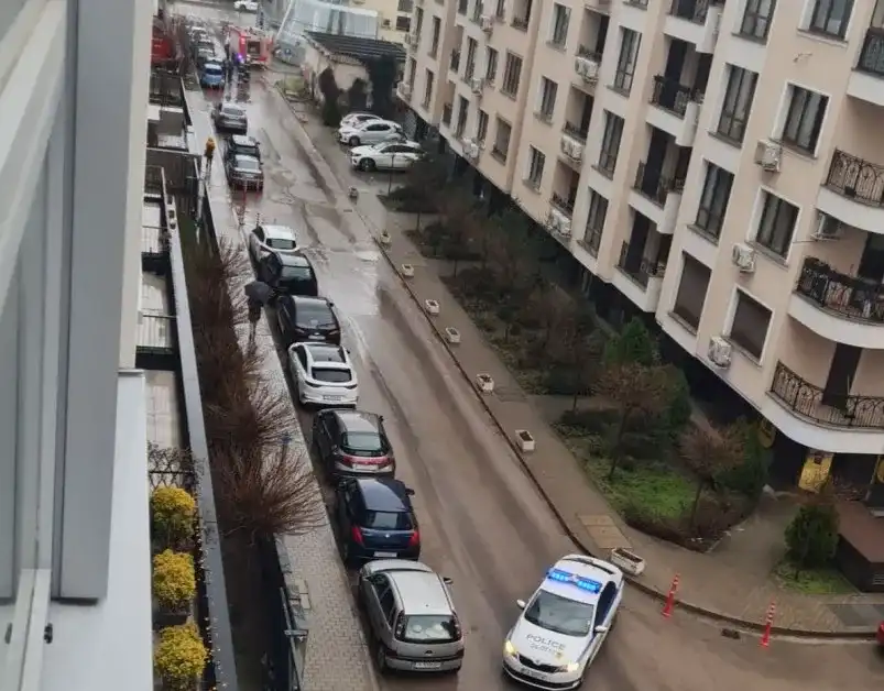 Извънредна ситуация в София! Пристигна пожарна, полиция блокира района Снимки