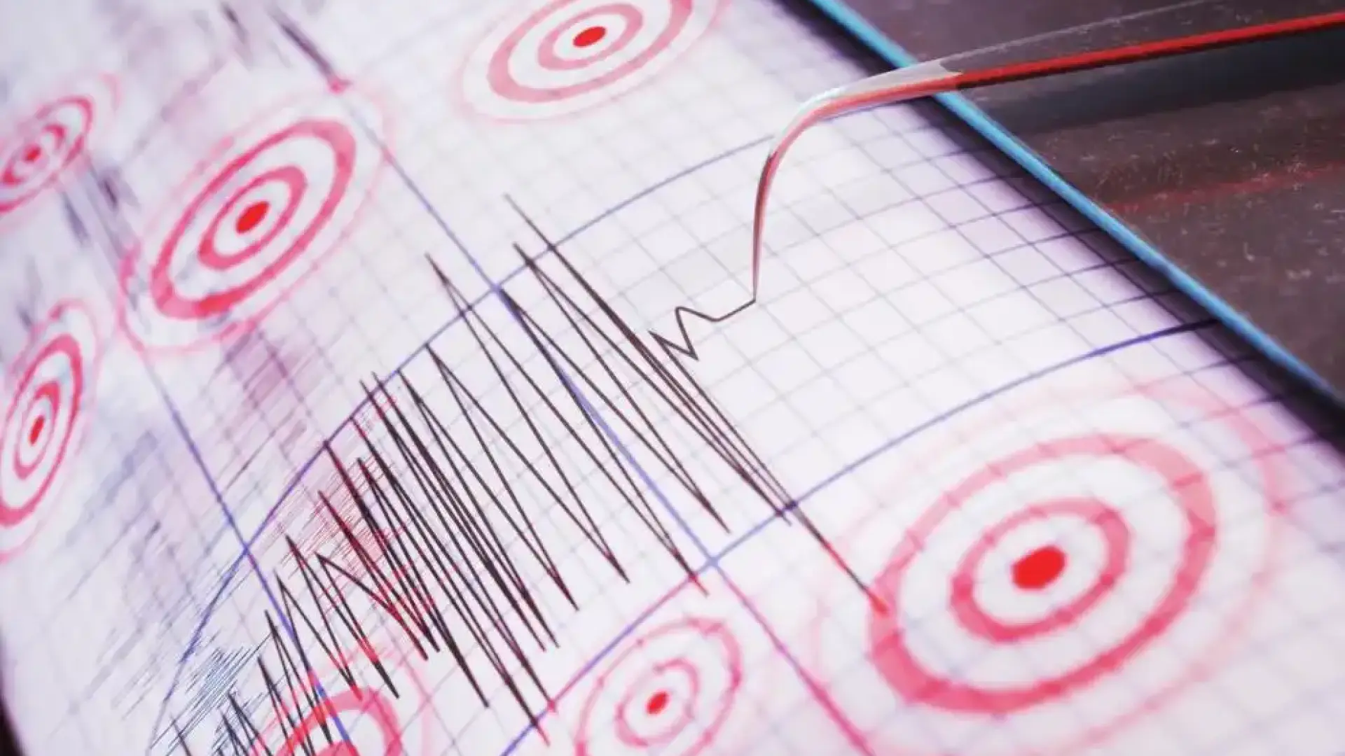 Силен трус разлюля Ява в Индонезия