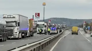 Смърт на пътя: Камион се вряза в тирове пред "Капитан Андреево", шофьорът загина! Жена уби мъж в Ямбол Снимки 18+