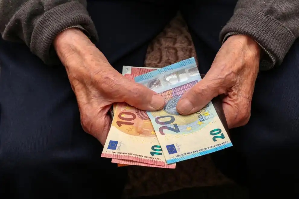 Възрастен мъж стана жертва на измама: Обмени 300 лв. и получи... 15 евро