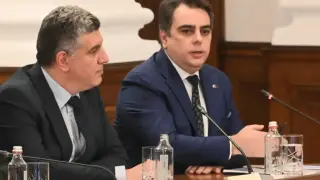 След Лена, Лорер и Божанков: Асен Василев изкара още едно знаково лице от листите на ПП