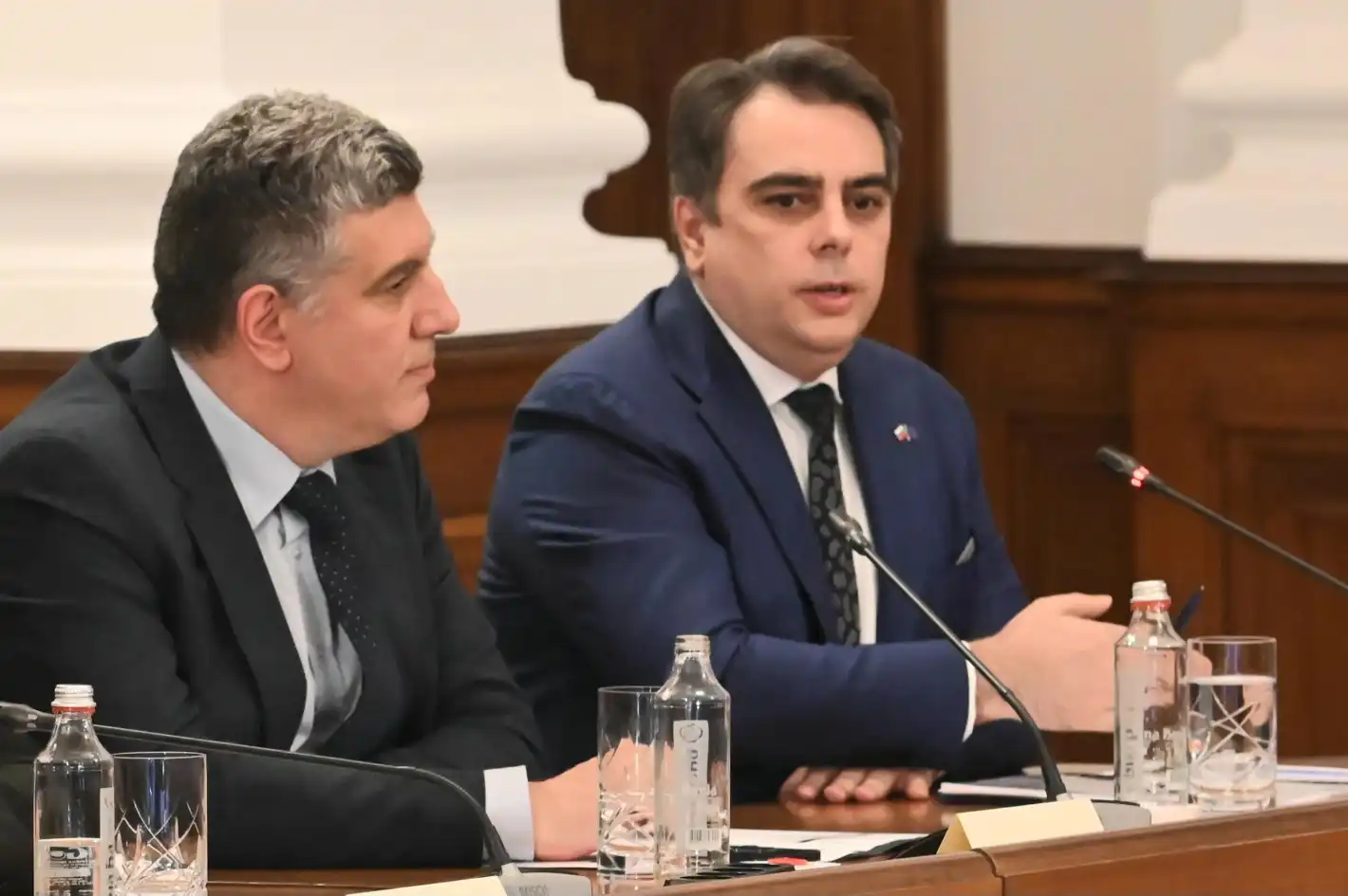 След Лена, Лорер и Божанков: Асен Василев изкара още едно знаково лице от листите на ПП