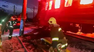 Руснаците удариха с дронове пътнически влак в Харковска област, има жертви Снимки