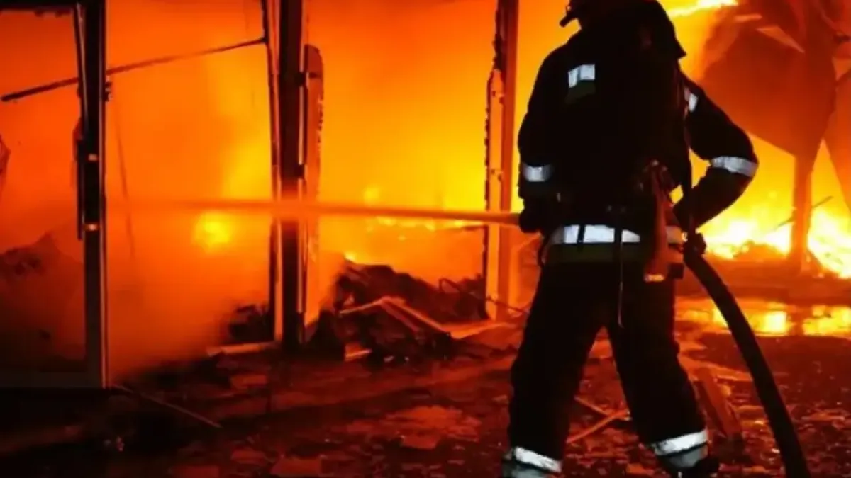 Руските сили атакуваха Киевска област с дронове, гори многоетажна сграда