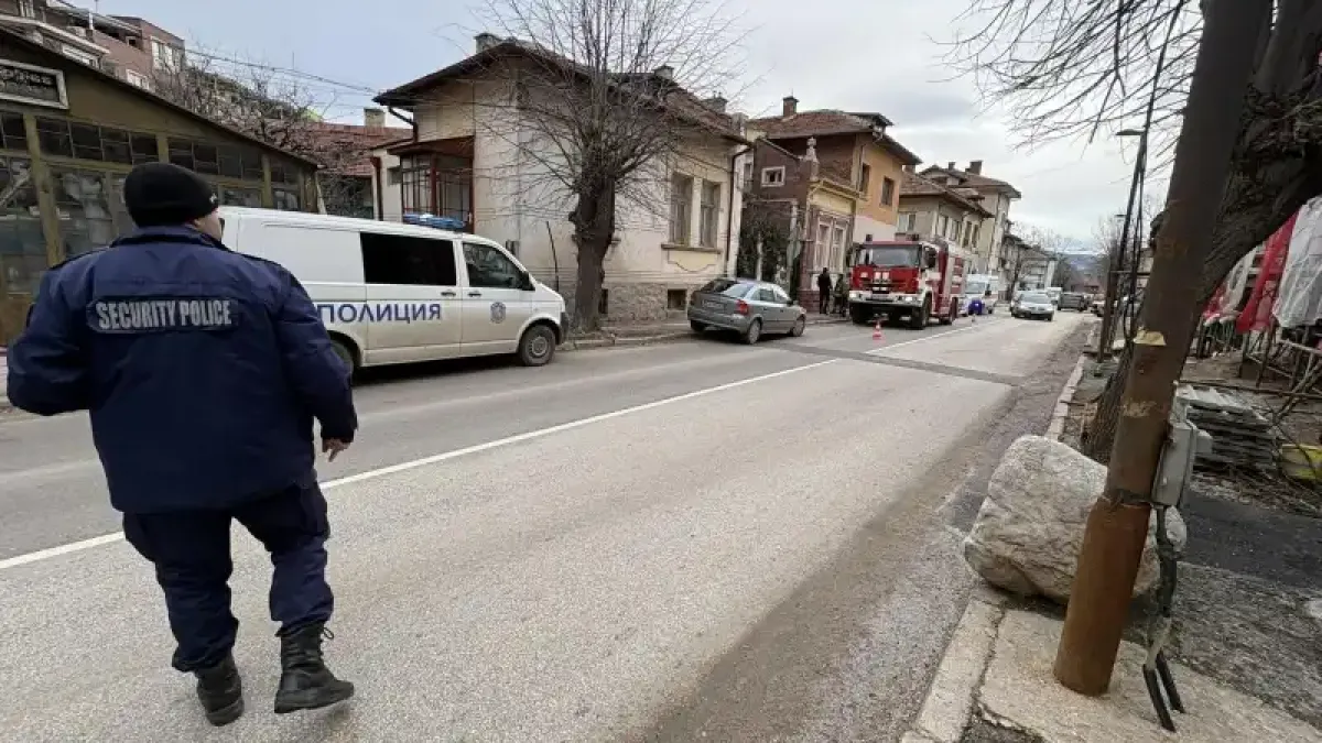 Откриха труповете на брат и сестра в къща в центъра на Враца Снимки