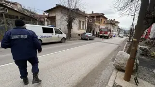 Откриха труповете на брат и сестра в къща в центъра на Враца Снимки