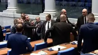 Напрежение в парламента: Депутати скочиха на бой БЛИЦ Live