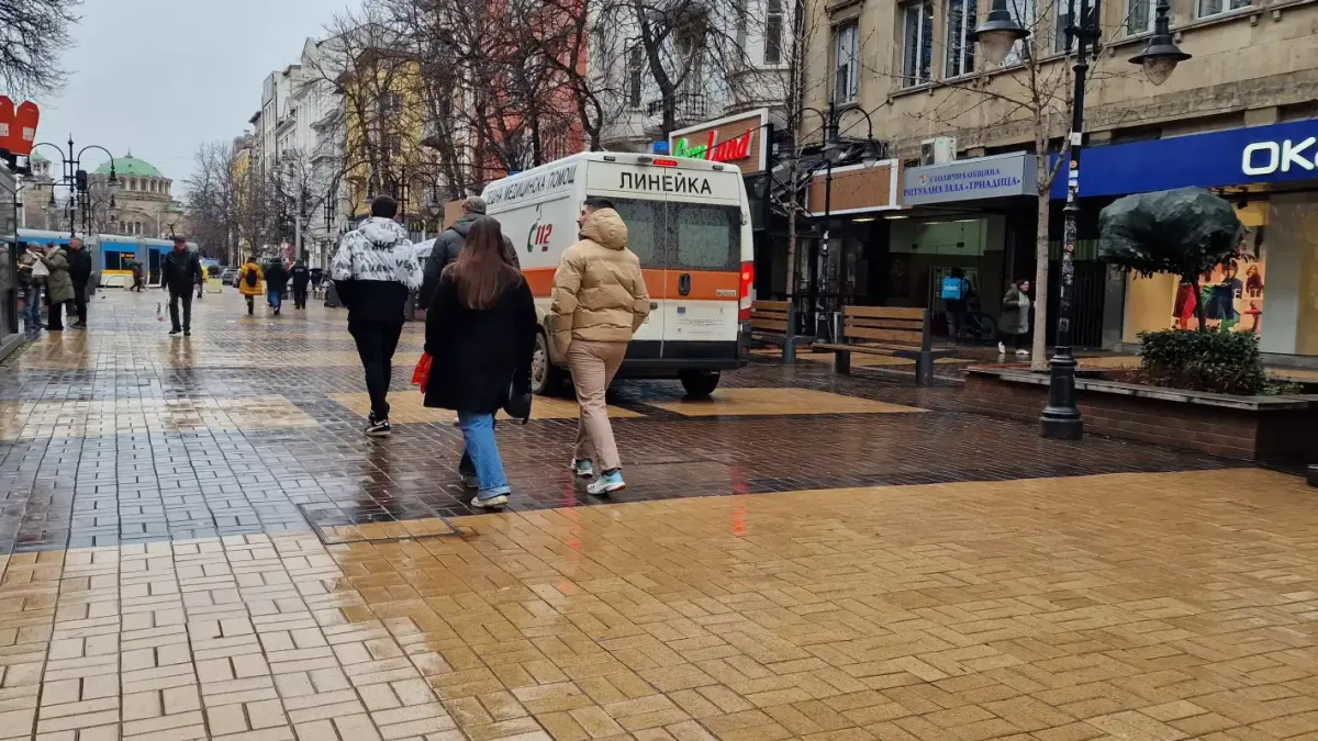 Инфарктна ситуация на пъпа на София, линейка лети към мястото Снимки
