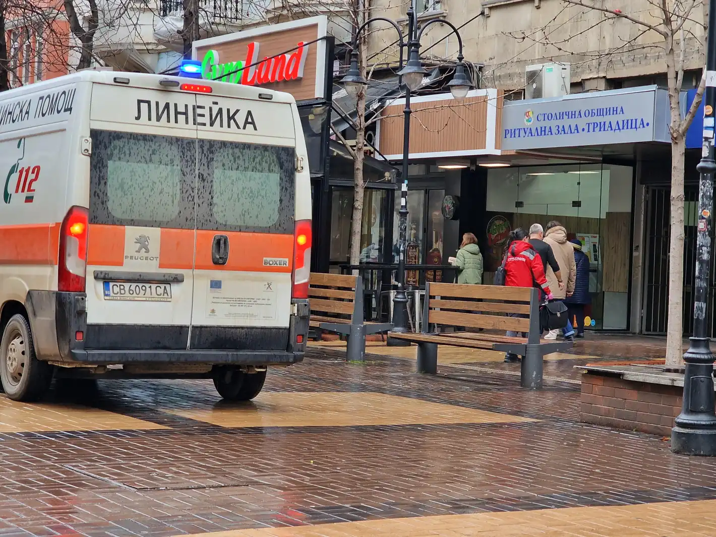 Инфарктна ситуация на пъпа на София, линейка лети към мястото Снимки