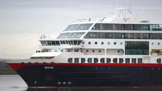 Мъж хвърли камера зад борда на круизен кораб и показа какво е скрито под него