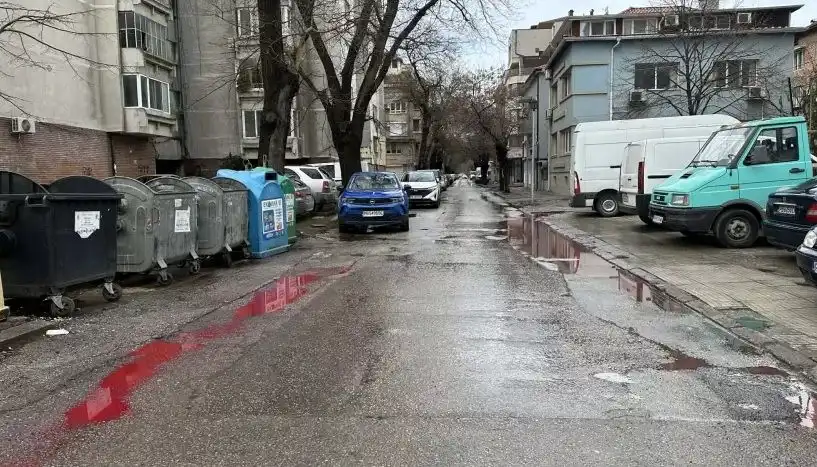 Зловещо! Мистериозни червени локви бликнаха в Пловдив Снимки