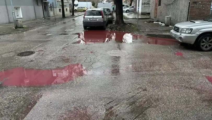 Зловещо! Мистериозни червени локви бликнаха в Пловдив Снимки