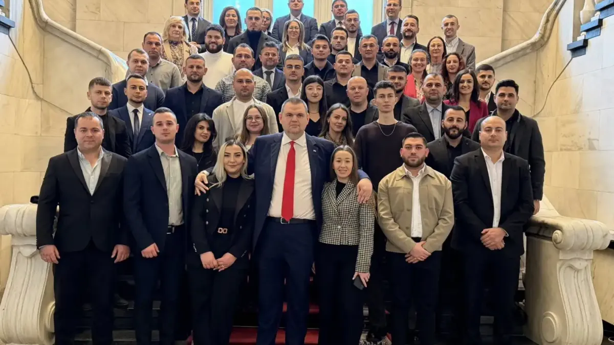 Делян Пеевски се срещна с младежи от Кърджали Снимки