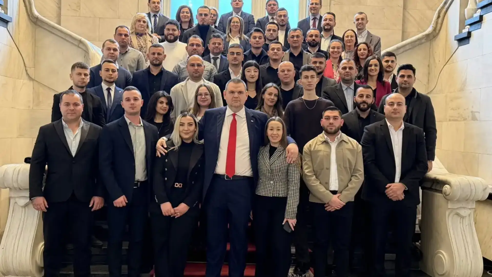 Делян Пеевски се срещна с младежи от Кърджали Снимки