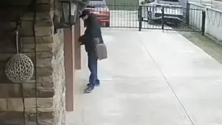 Мъж дебне за отключени врати и прозорци в голям столичен квартал