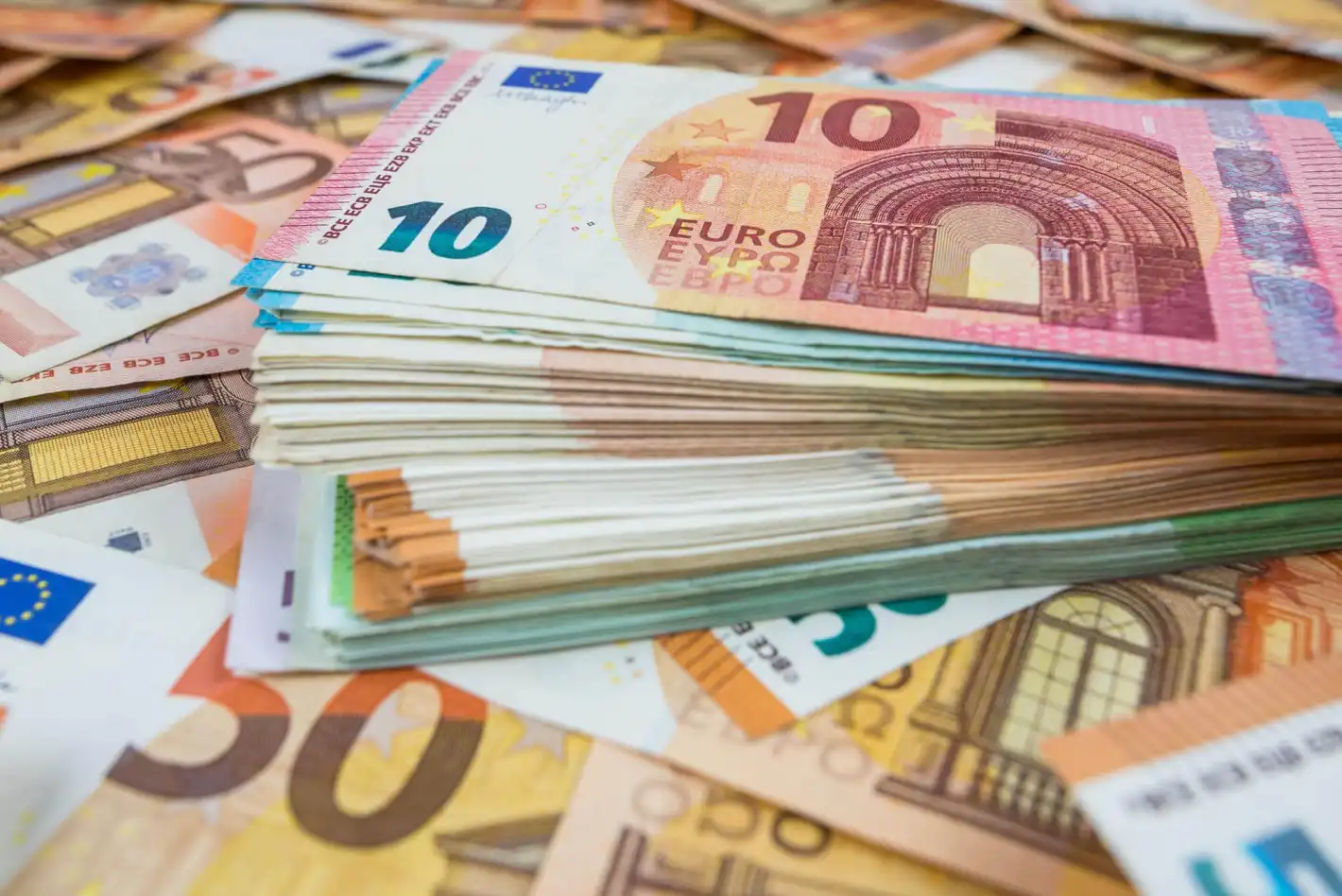 Фалшивите евро в България: Как изглеждат и как да ги разпознаете