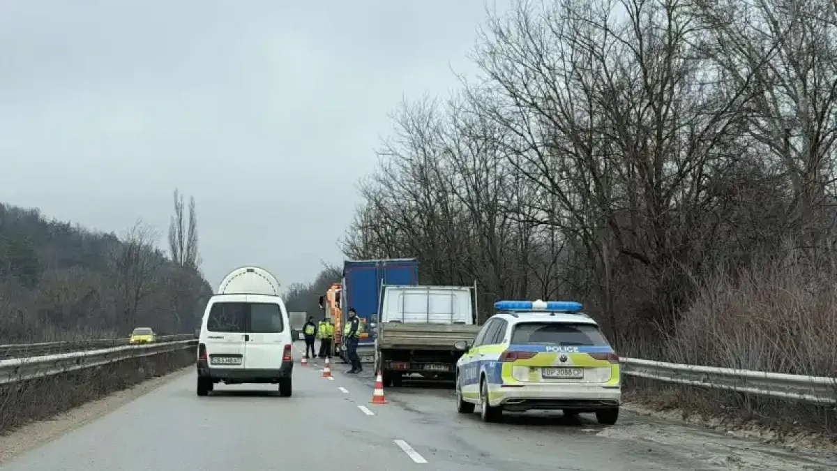 Огнен инцидент на пътя: Камион пламна край Мездра Снимки
