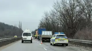Огнен инцидент на пътя: Камион пламна край Мездра Снимки