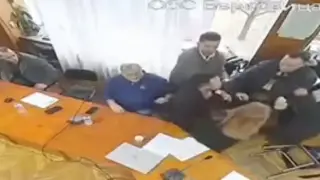 Бой на заседание в Берковица! Побеснял мъж налага общинар на "Възраждане"