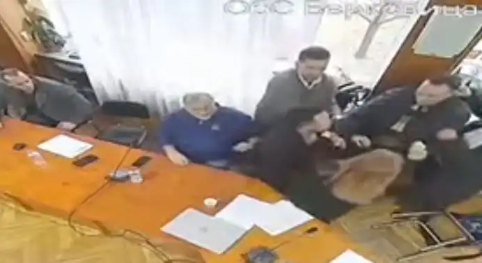 Бой на заседание в Берковица! Побеснял мъж налага общинар на "Възраждане"