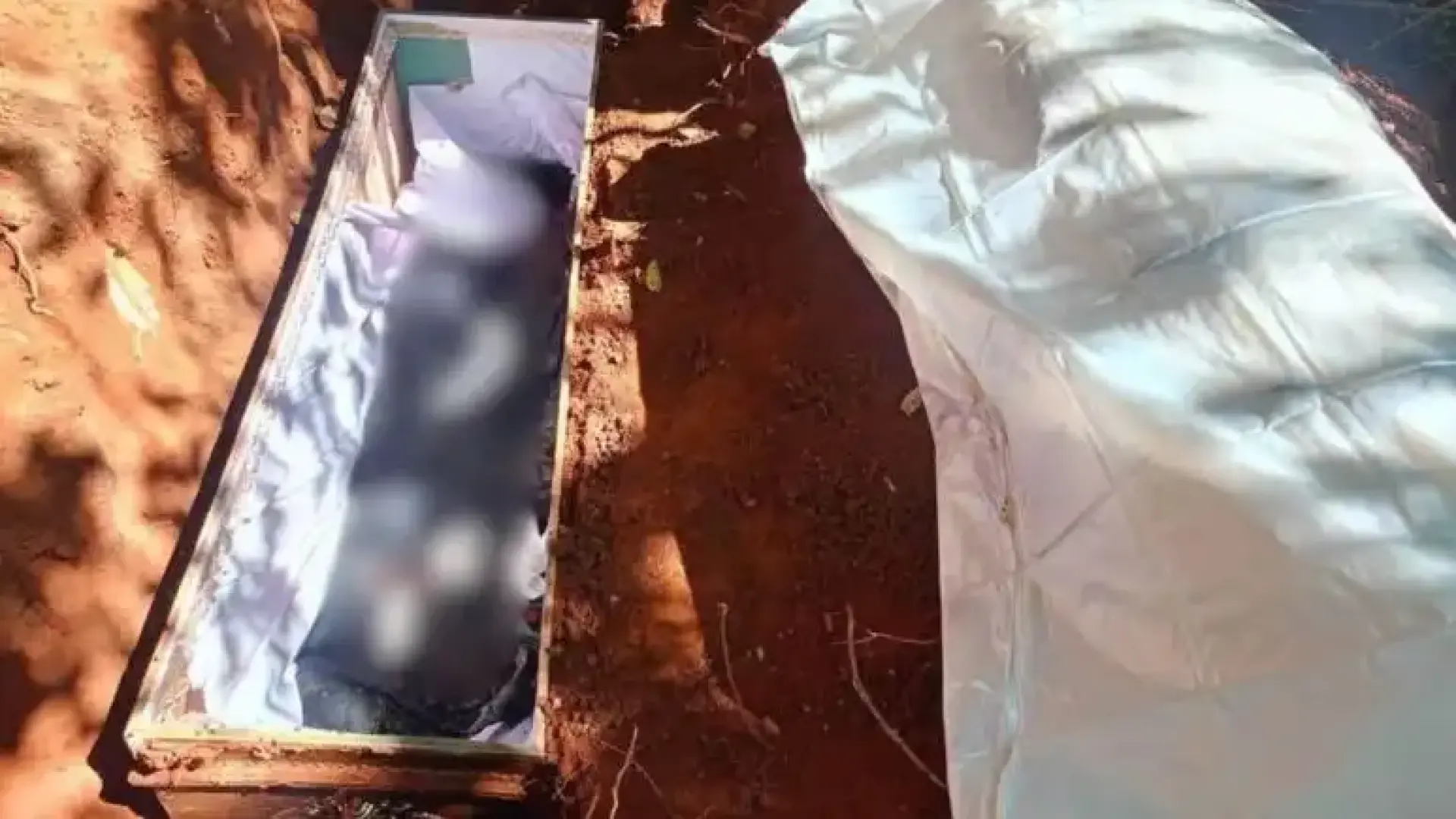 Мъж се завърна вкъщи 2 седмици след погребението си Снимки