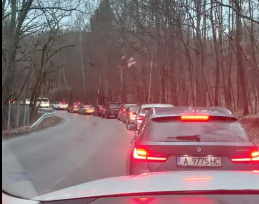 Извънредна ситуация на пътя Самоков - София, спряха движението Снимки