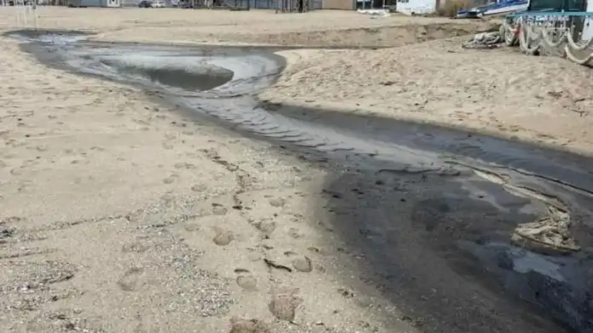 Хотел замърси с мазут варненския плаж Кабакум Снимки