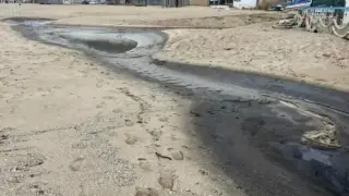 Хотел замърси с мазут варненския плаж Кабакум Снимки