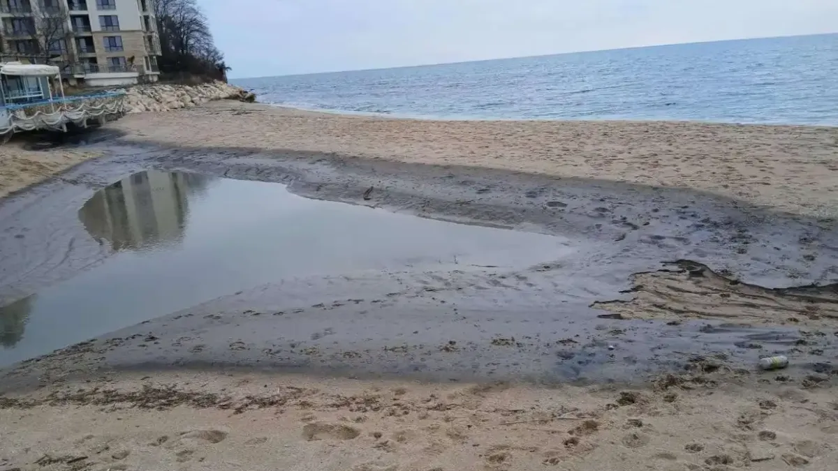 Замърсяването по морето се разширява: Нови мазутни петна край Синеморец