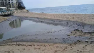 Замърсяването по морето се разширява: Нови мазутни петна край Синеморец