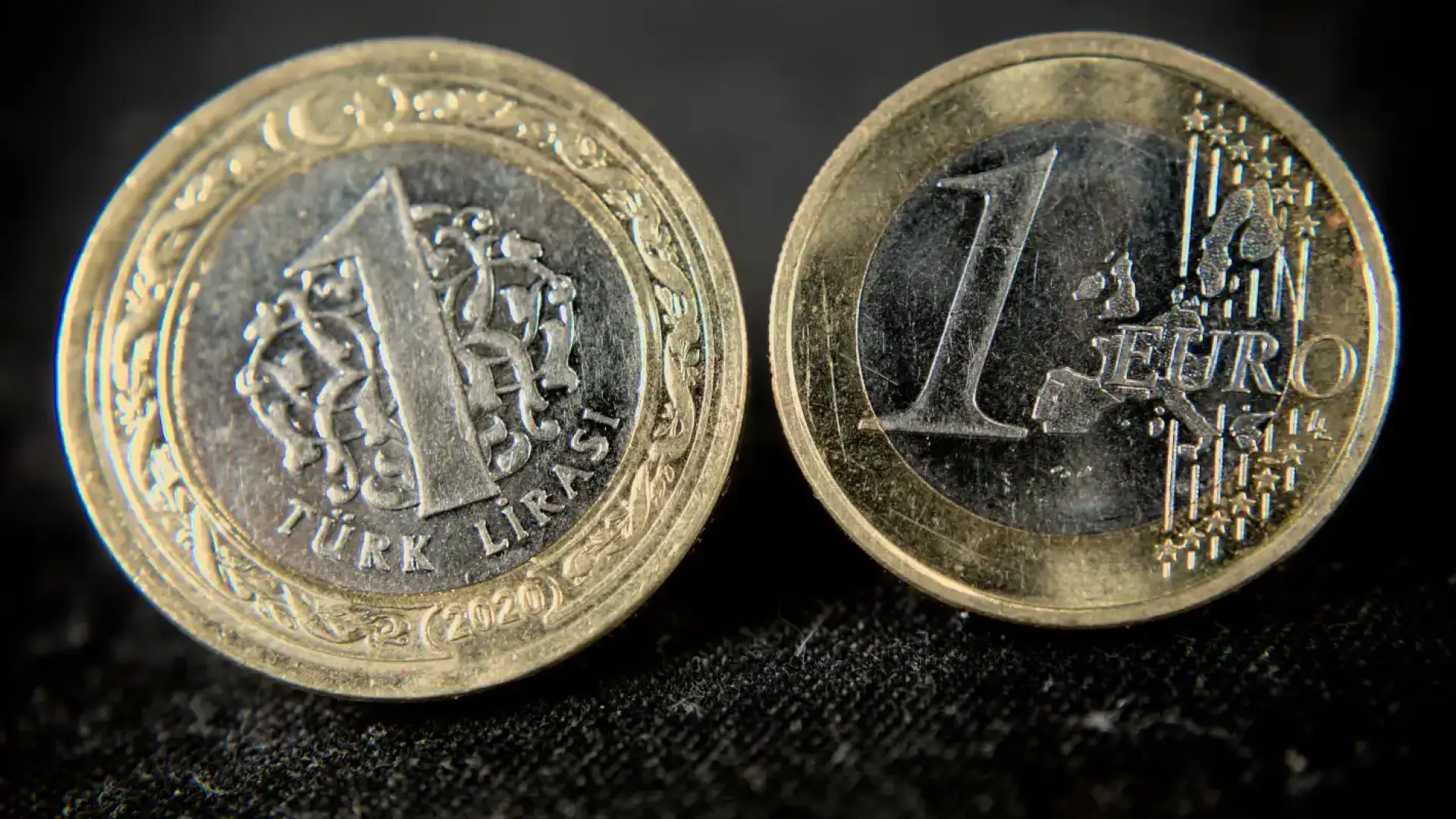 Бай Ганьо е хитър, затова му пробутват 1 турска лира за 1 евро