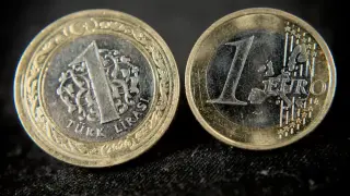 Бай Ганьо е хитър, затова му пробутват 1 турска лира за 1 евро