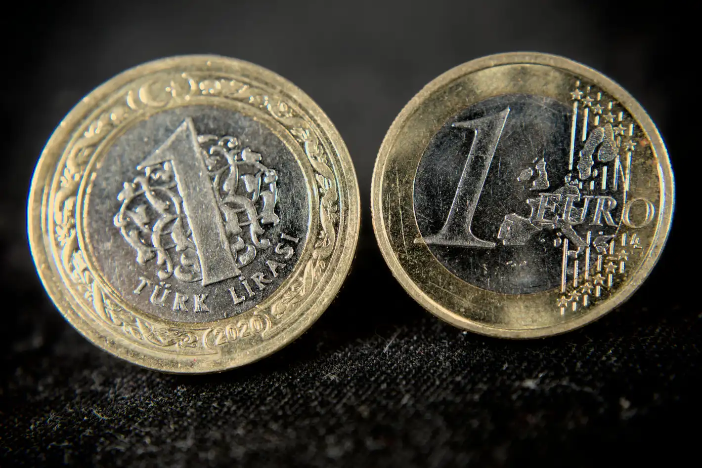 Бай Ганьо е хитър, затова му пробутват 1 турска лира за 1 евро