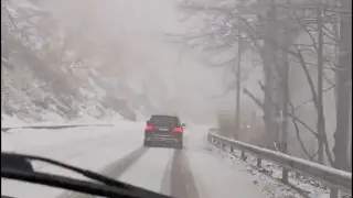 Сняг и лед сковаха Петрохан, има закъсали шофьори