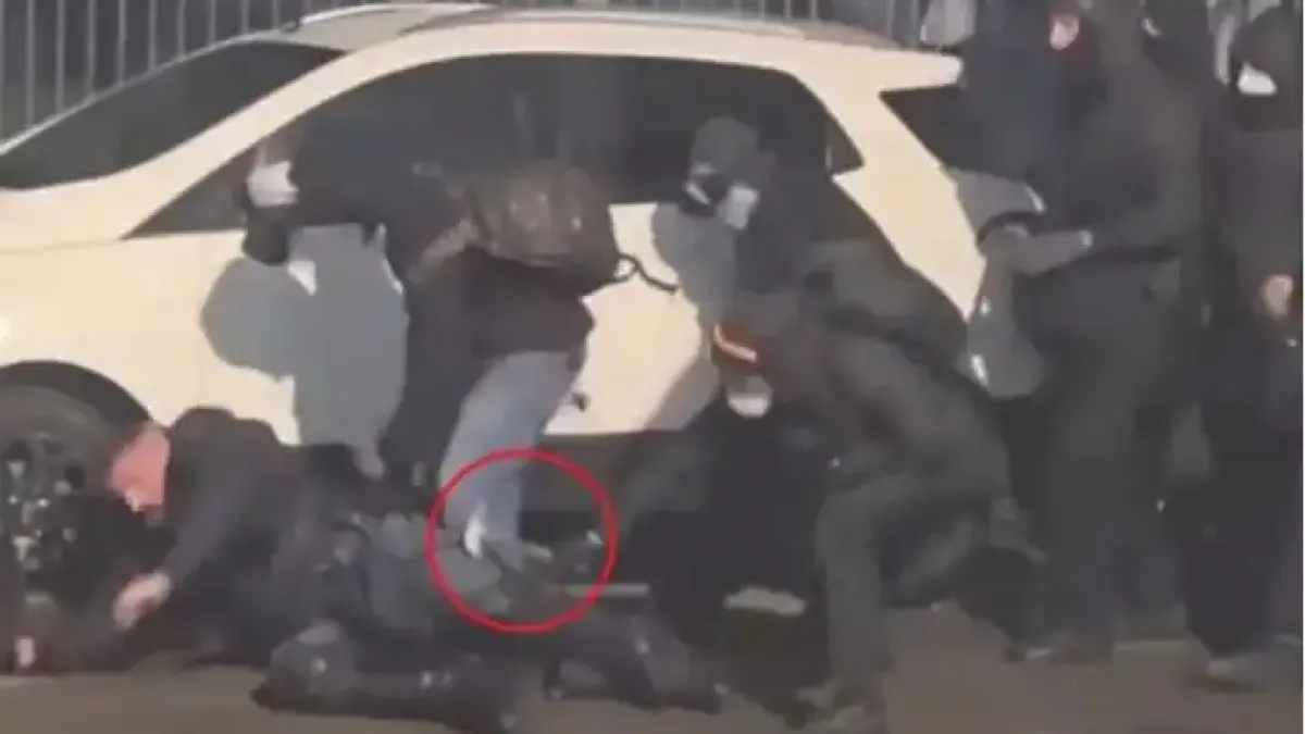 Шутове, юмруци и удари с чук: 29-г. полицай е пребит като куче от протестиращи, които са с черни дрехи и качулки, в Торино