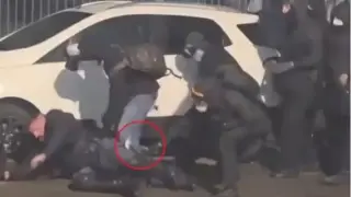 Шутове, юмруци и удари с чук: 29-г. полицай е пребит като куче от протестиращи, които са с черни дрехи и качулки, в Торино