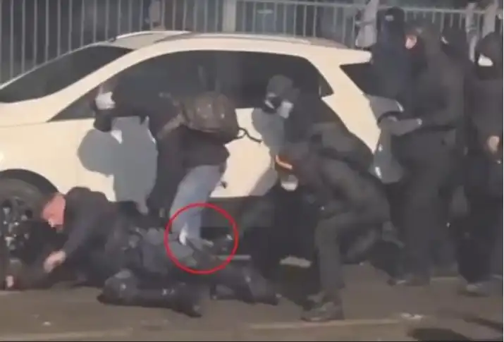 Шутове, юмруци и удари с чук: 29-г. полицай е пребит като куче от протестиращи, които са с черни дрехи и качулки, в Торино