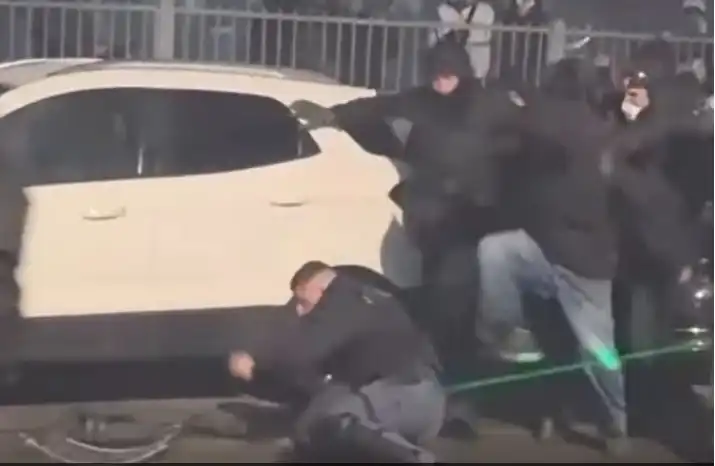 Шутове, юмруци и удари с чук: 29-г. полицай е пребит като куче от протестиращи, които са с черни дрехи и качулки, в Торино