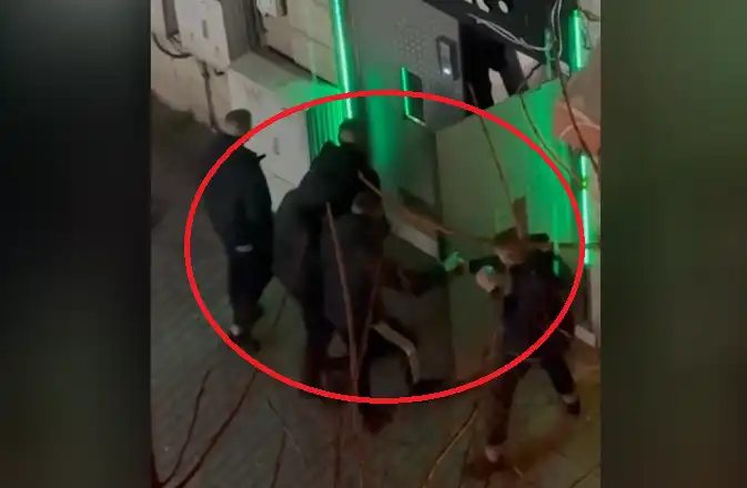 Вандалски ритник срещу бар във Варна взриви социалните мрежи