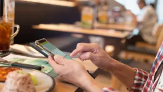 Наш ресторант дава 20% отстъпка от сметката, ако клиентът остави телефона си на бара