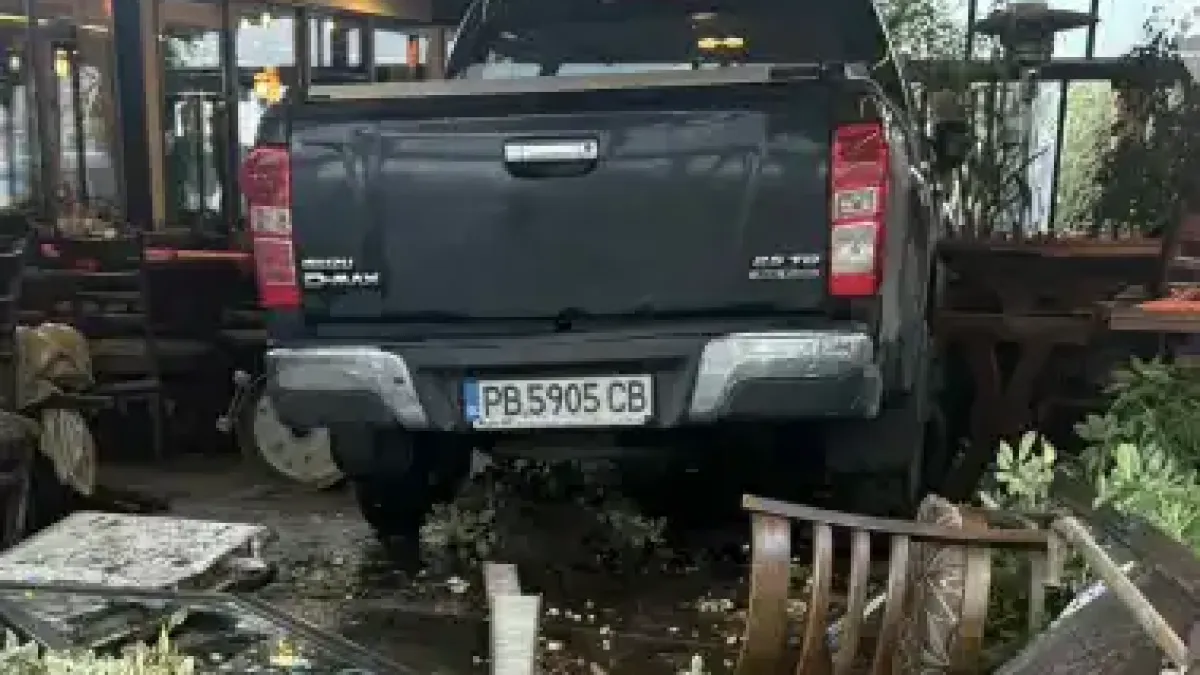 Кошмарно! Джип се вряза в заведение в Пловдив, жена е... Снимки