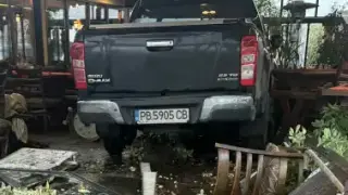 Кошмарно! Джип се вряза в заведение в Пловдив, жена е... Снимки