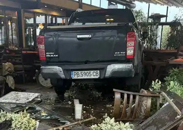 Кошмарно! Джип се вряза в заведение в Пловдив, жена е... Снимки