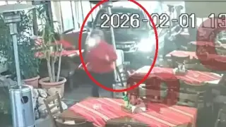 Смразяващи кадри показват как джипът е влетял в емблематичното заведение в Пловдив, едва не убил 6 души