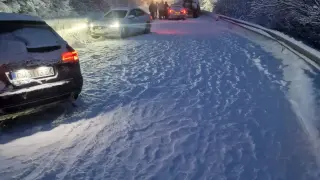 Автомобили закъсаха в Родопите, пътят за Стойките се задръсти Снимки