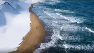 Фотограф показа как изглежда най-необичайният плаж през зимата Снимки