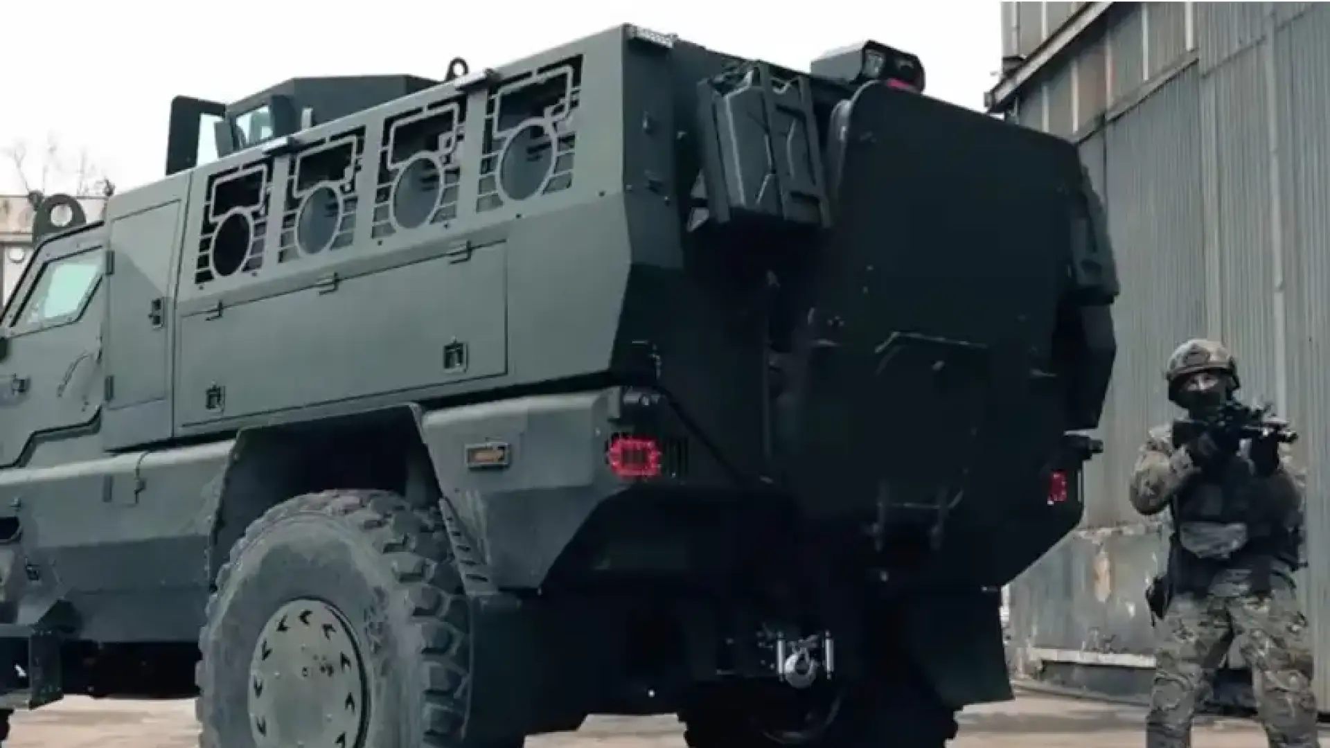 Показаха в действие новата украинска бронирана машина Sova Снимки