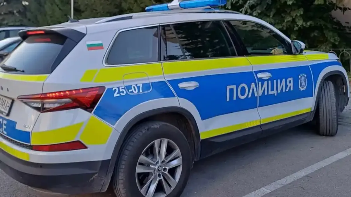 Наш полицай заби служебен джип в бетонна ограда