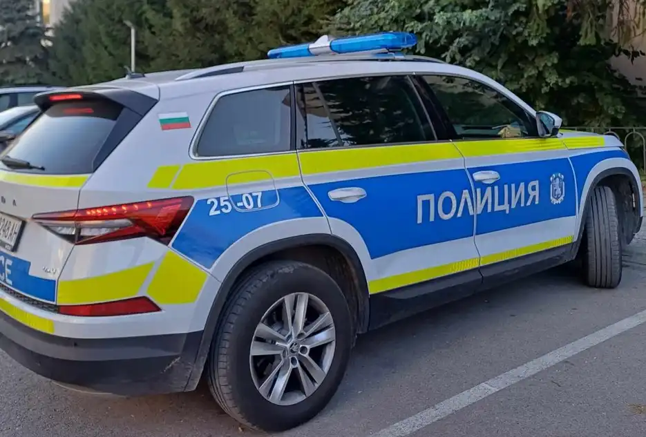 Наш полицай заби служебен джип в бетонна ограда